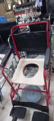 Chaise roulante avec pot neuve image 2