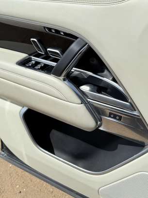 2023 Land Rover P400 image 12