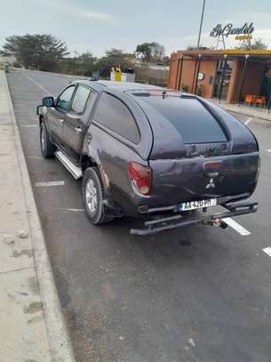 Mitsubishi l 200 image 2
