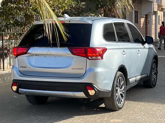 Mitsubishi Outlander 7 places image 4