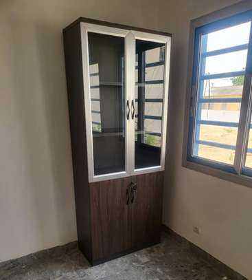 Armoire rangement bois marron 2 portes avec poignées image 3