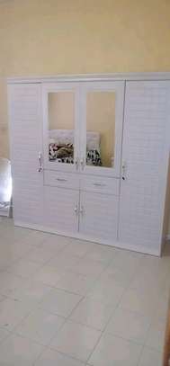 Armoire marron et blanc image 1