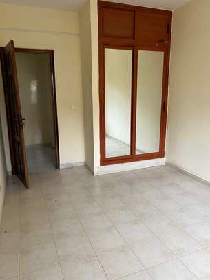 Villa R+2 à louer à la cité Alioune Sow image 11