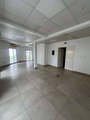 Plateau de Bureau à louer au Point E image 3