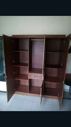 Armoire marron ,blanc et noire image 13