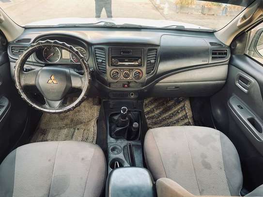 Mitsubishi l200 image 8