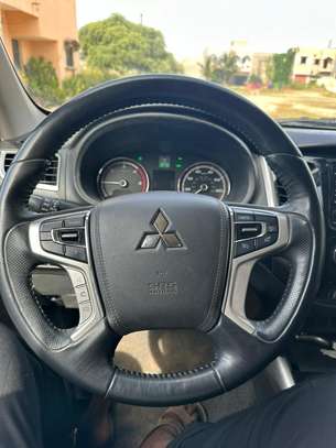 Mitsubishi l200 2018 image 2