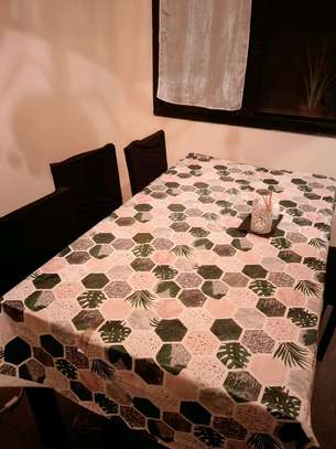 Table avec six chaises image 2