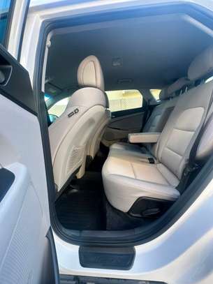 Hyundia tucson image 9