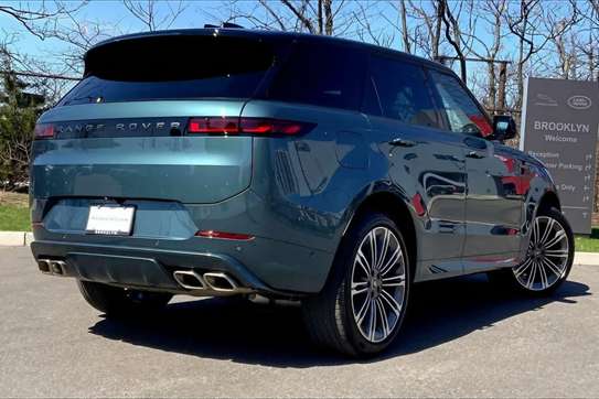 2025 Range Rover Sport P530 V8 Dynamic SE AWD image 8