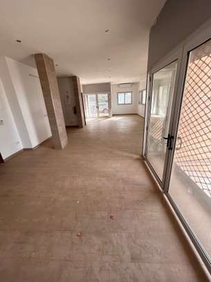 showroom  avec deux portes à louer aux almadies image 6