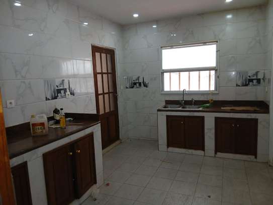 LOUER – Magnifique Villa R+1 de 500 m² aux Almadies image 8