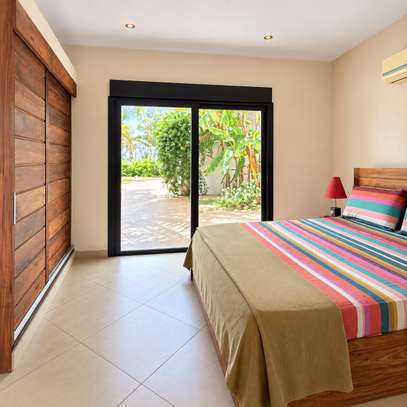Villa pied dans l'eau Ngaparou image 10