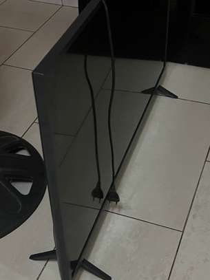 Télévision LED 43" Full HD écran lumineux noir image 5