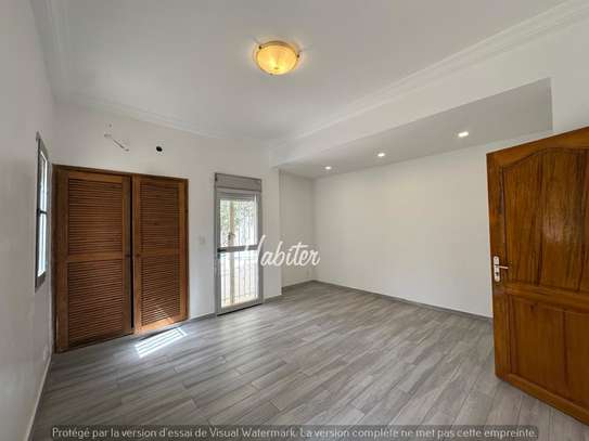 Villa de 750m2 à louer aux Almadies image 7