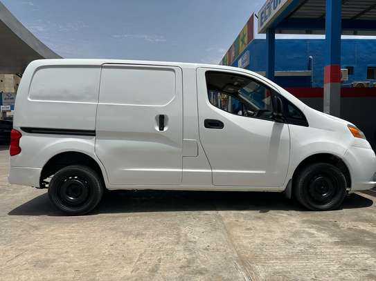Nissan NV200 image 2