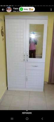 Armoire marron ,noire et blanc image 3