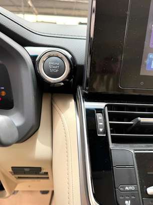 Toyota land cruiser LC300 image 14