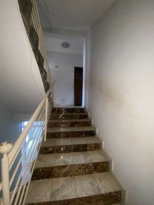 Une villa R+2 à louer aux Mamelles image 9