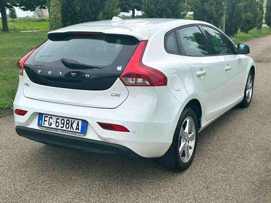 Volvo v40 image 3