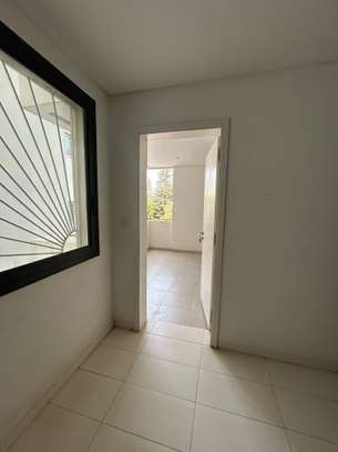 Appartement semi-équipé au point E image 6