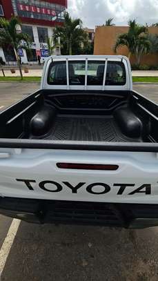 Toyota Hilux 2025 image 4