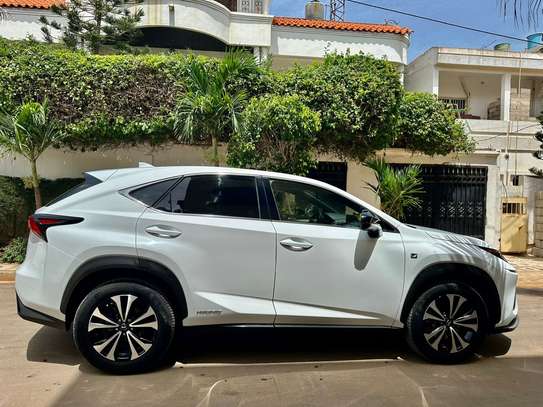 LEXUS NX300h image 7