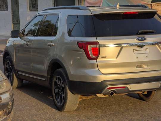 Ford Explorer image 2