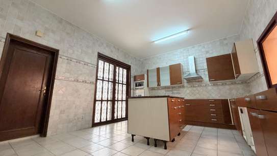 Maison spacieuse avec garage double et jardin privé image 3