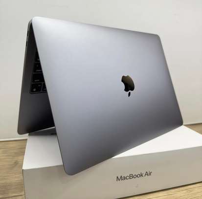 MacBook Air M1 13.3 pouces  dans sa boite image 5