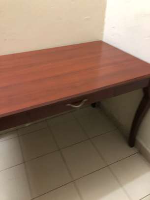Table avec un tiroir en bois lourd image 2