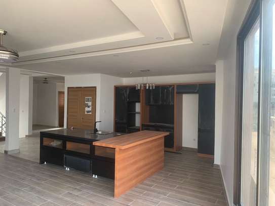 Villa R+2 à louer aux Almadies ! image 11
