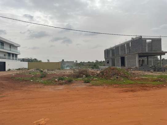 Superbe terrain de 670m2 angle bail,sis saly image 1