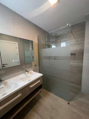Appartement spacieux lumineux avec balcon privé image 9