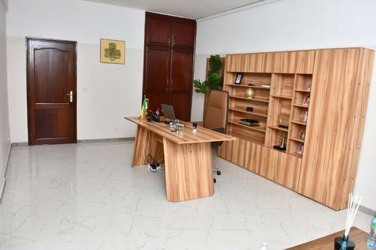 Bureau à louer à Cite Keur Gorgui image 1