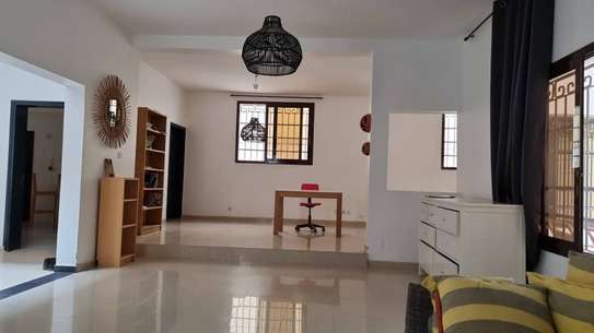 Belle Villa R+1 à louer à Ngor Almadies image 2