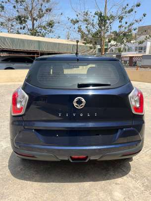 SsangYong Tivoli compacte 5 portes bleu foncé image 9
