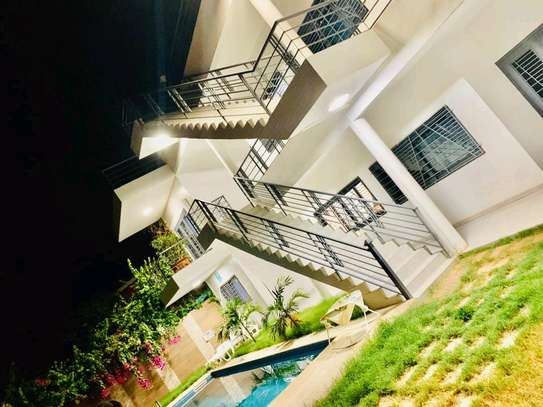 Appartement moderne avec piscine privée et jardin sécurisé image 1