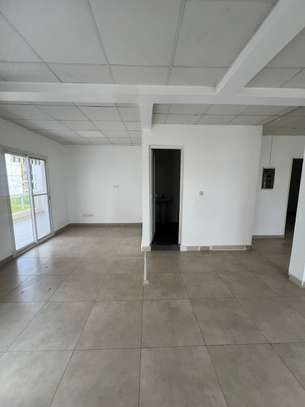 Plateau de Bureau à louer au Point E image 4