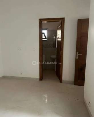 Bel appartement à louer au Mamelles cité mbakiyou faye image 7