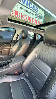 Jaguar F-Pace Sport essence Full options image 9