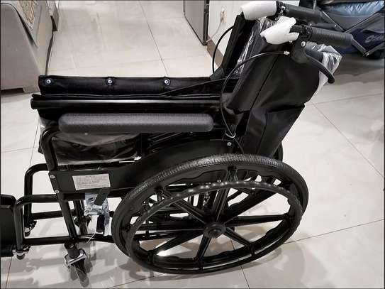 Fauteuil roulant pliable cadre métal roues pivotantes image 2
