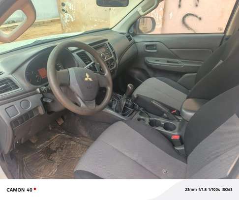 Mitsubishi L200 pick-up 4x4 double blanche et gris 2023 image 5