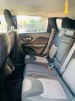 Jeep Cherokee image 5