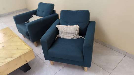Lot 2 fauteuils bleu marine coussins bois clair image 2