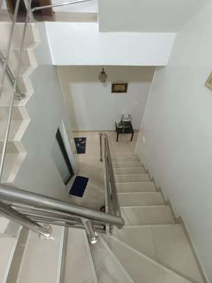 Villa R+2 à vendre à Mbackiyou Faye image 12