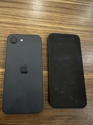 iPhone 16 e image 2