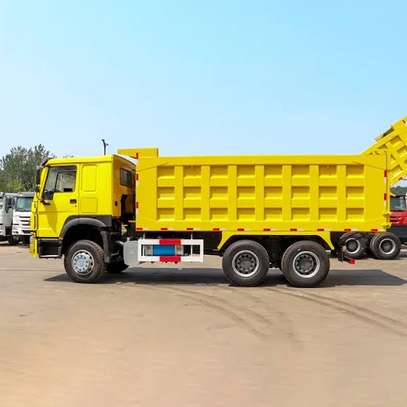 CAMION BENNE SINOTRUK HOWO 6x4 image 3