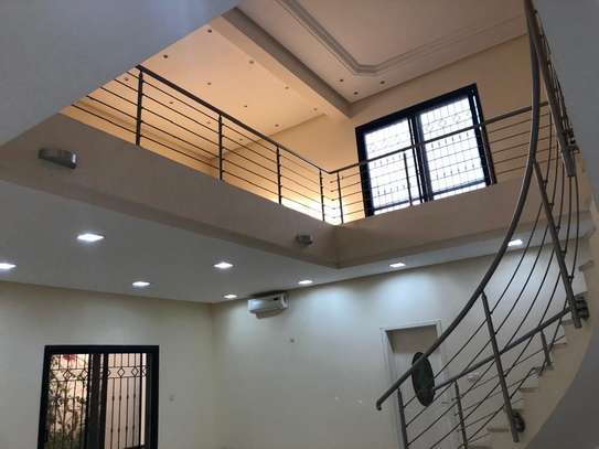 Villa à louer aux Almadies vers King Fahd Palace image 4