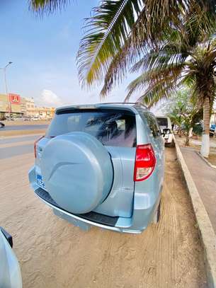 Toyota RAV4 SUV image 8